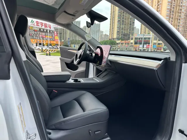 Tesla Model Y — Фото автомобиля 12