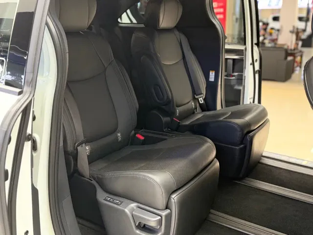 Toyota Sienna — Фото автомобиля 6