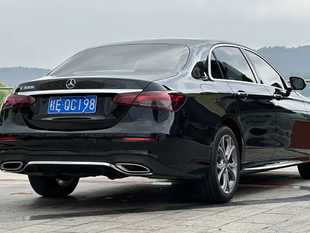 Mercedes-Benz E-Class — Фото автомобиля 11