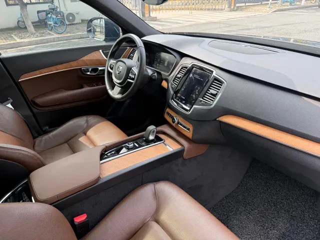 Volvo XC90 — Фото автомобиля 11