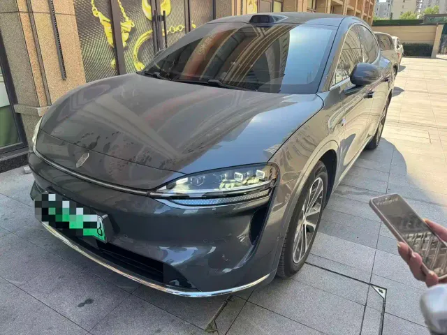 Фотография автомобиля — Luxeed R7