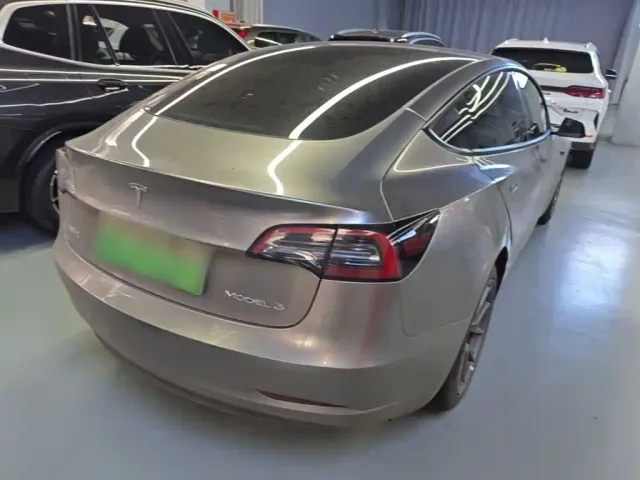 Tesla Model 3 — Фото автомобиля 6