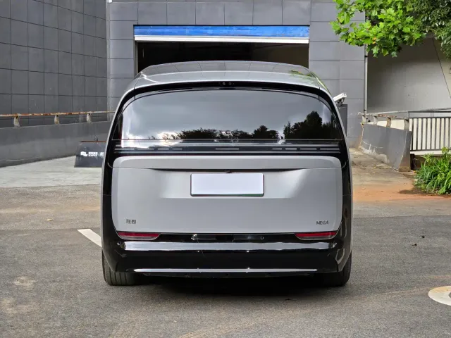 Li Auto MEGA — Фото автомобиля 9