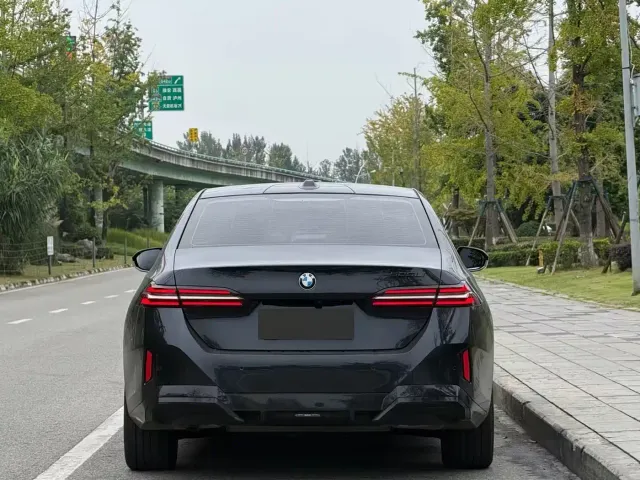 BMW 5 Series — Фото автомобиля 8