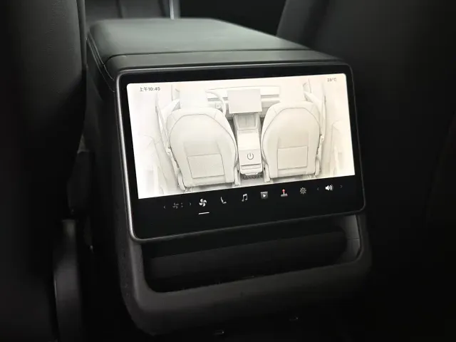 Tesla Model Y — Фото автомобиля 14