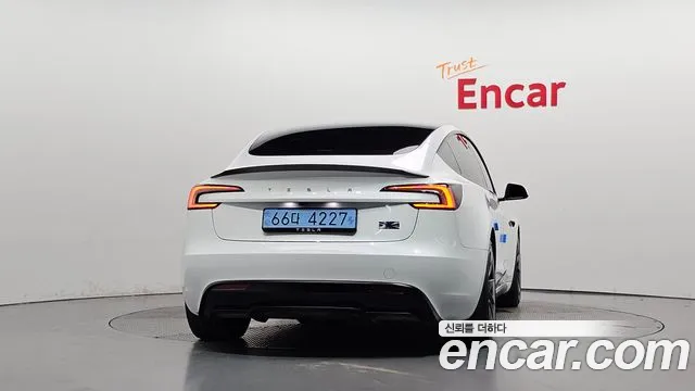 Tesla Model 3 — Фото автомобиля 3