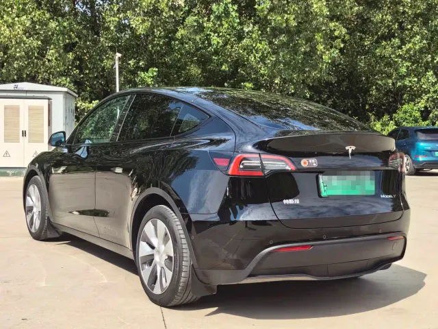 Tesla Model Y — Фото автомобиля 16