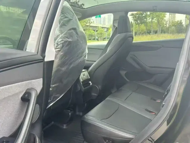 Tesla Model Y — Фото автомобиля 5