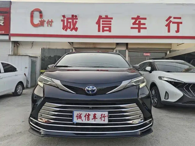 Toyota Sienna — Фото автомобиля 2