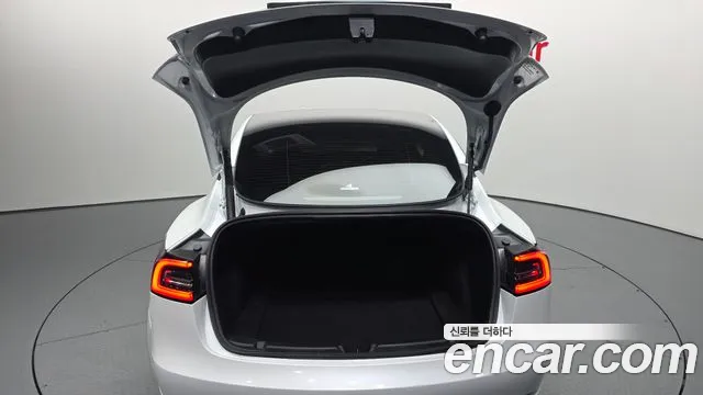 Tesla Model 3 — Фото автомобиля 20