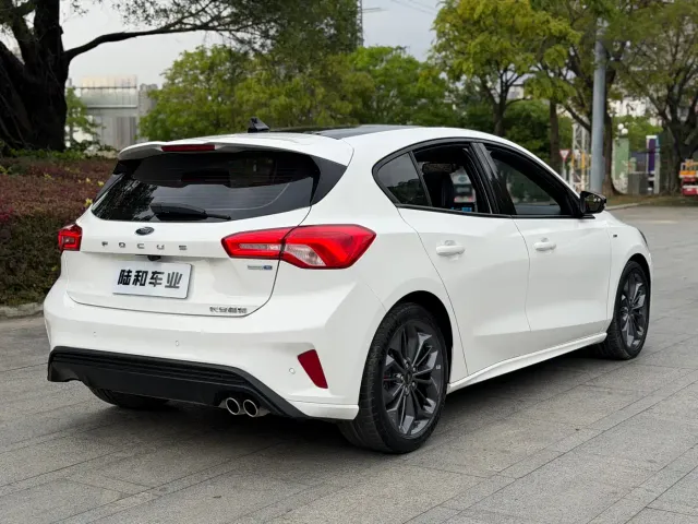 Ford Focus — Фото автомобиля 4