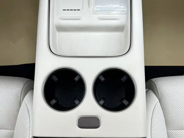 Li Auto i8 — Фото автомобиля 19