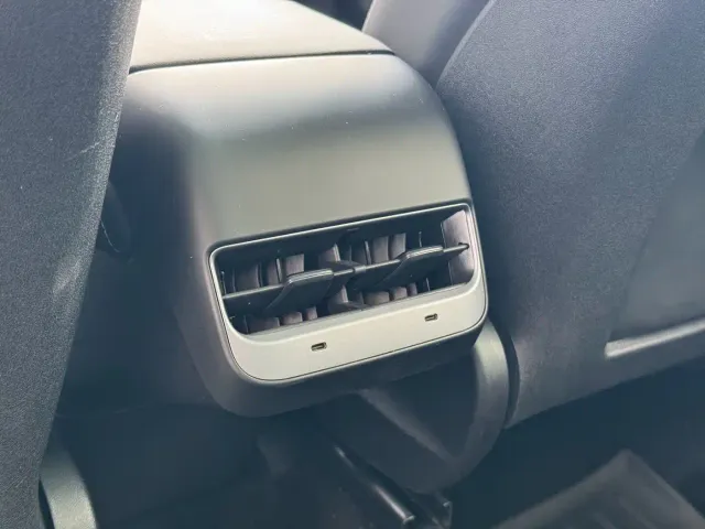 Tesla Model Y — Фото автомобиля 21