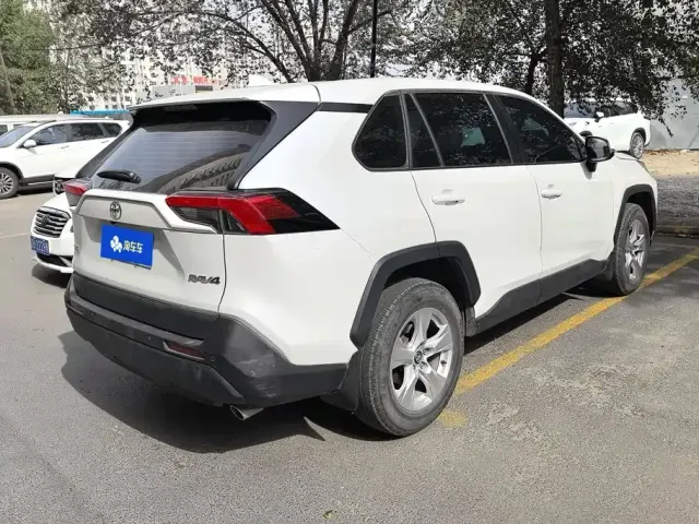 Toyota RAV4 — Фото автомобиля 3