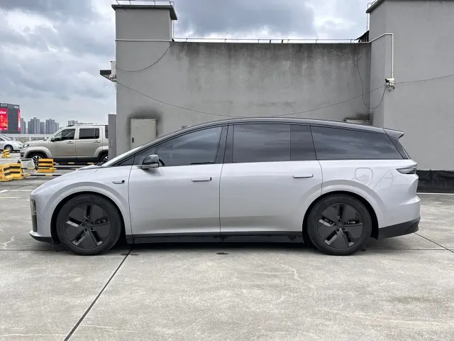 Li Auto i8 — Фото автомобиля 3