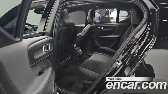 Вольво XC40 B4 Black Edition — Фото автомобиля 12