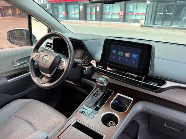 Toyota Sienna — Фото автомобиля 11
