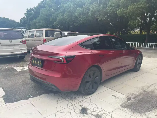 Tesla Model 3 — Фото автомобиля 9