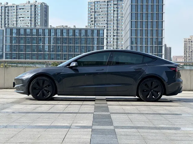 Tesla Model 3 — Фото автомобиля 4