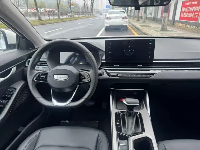 Geely Emgrand — Фото автомобиля 13