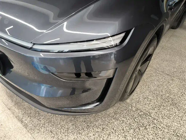 Tesla Model Y — Фото автомобиля 17