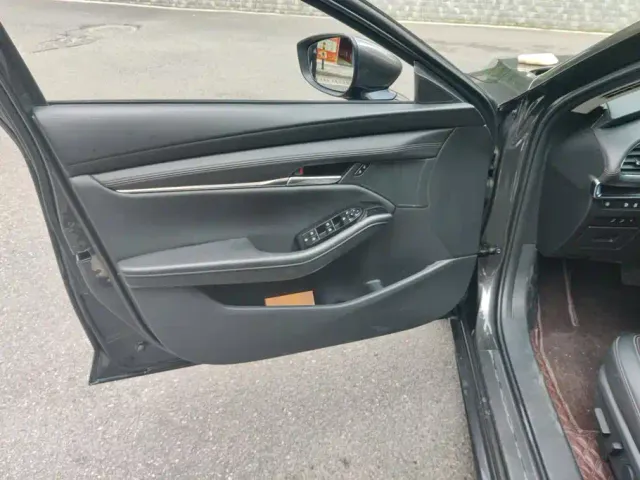 Mazda Axela — Фото автомобиля 7