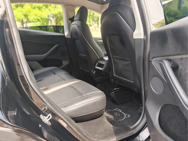 Tesla Model Y — Фото автомобиля 13