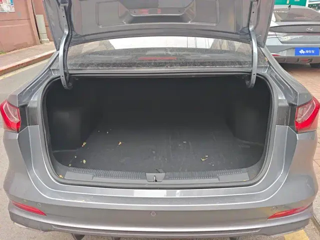 Roewe i5 — Фото автомобиля 4