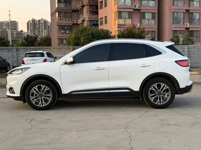 Ford Escape — Фото автомобиля 3