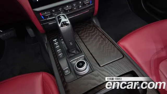 Maserati Quattroporte — Фото автомобиля 12