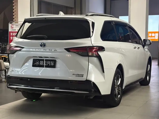 Toyota Sienna — Фото автомобиля 7