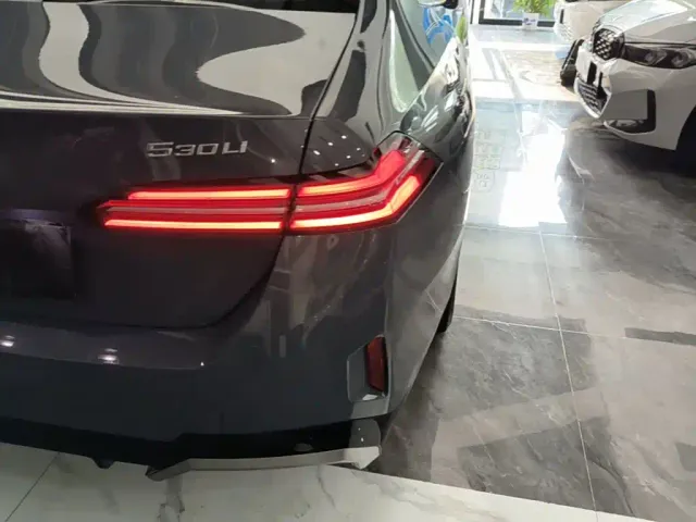 BMW BMW 5 Series 2024 530Li Leading M Sport Package — Фото автомобиля 7