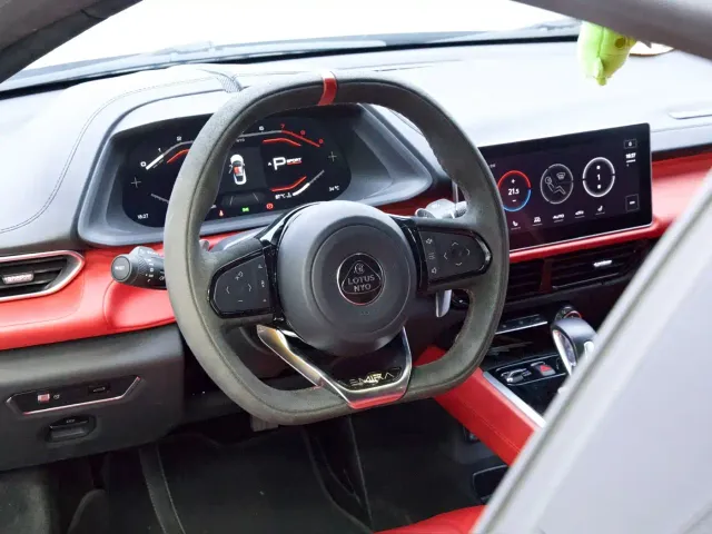 Lotus Emira — Фото автомобиля 11
