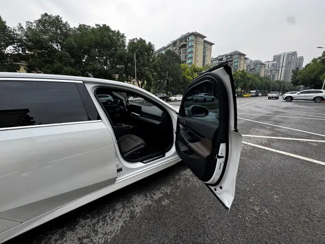 BMW 5 Series — Фото автомобиля 11