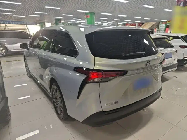 Toyota Sienna — Фото автомобиля 4