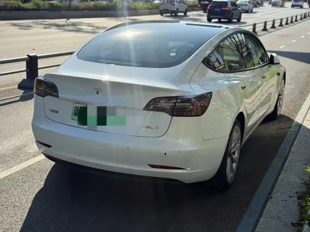 Tesla Model 3 — Фото автомобиля 9