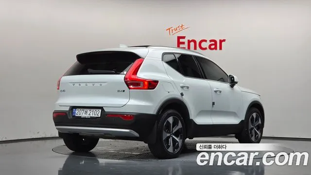 Volvo XC40 — Фото автомобиля 2