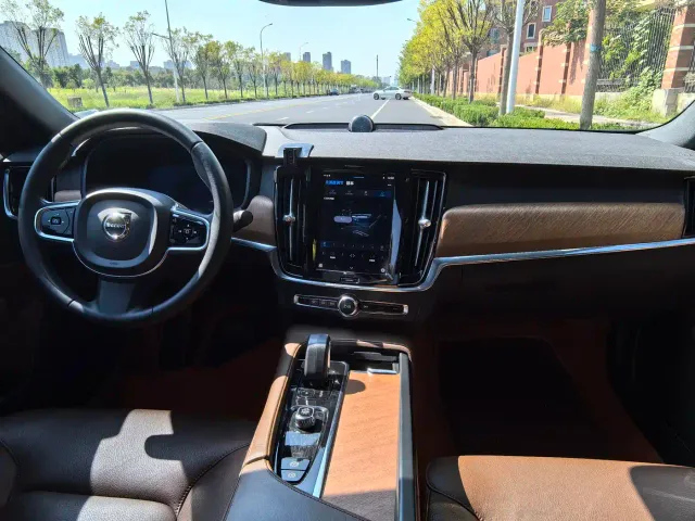 Volvo S90 — Фото автомобиля 11
