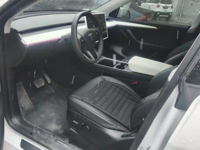 Tesla Model Y — Фото автомобиля 9
