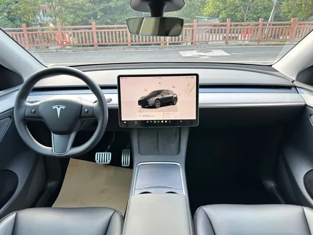 Tesla Model Y — Фото автомобиля 14