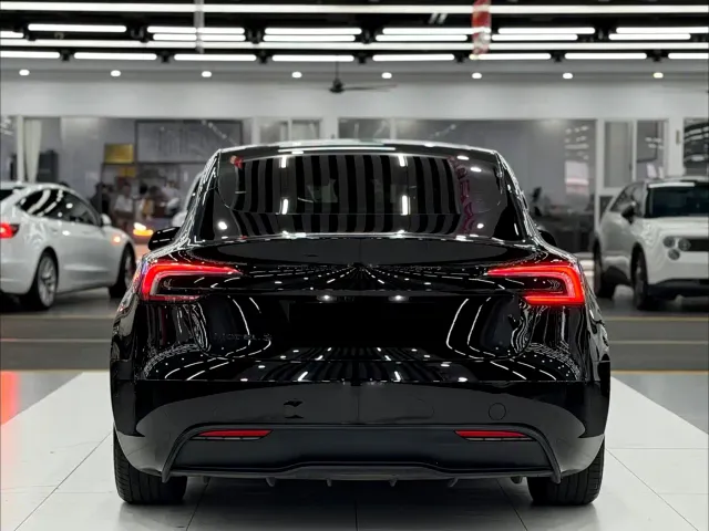 Tesla Model 3 — Фото автомобиля 5
