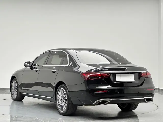 Mercedes-Benz E-Class — Фото автомобиля 6