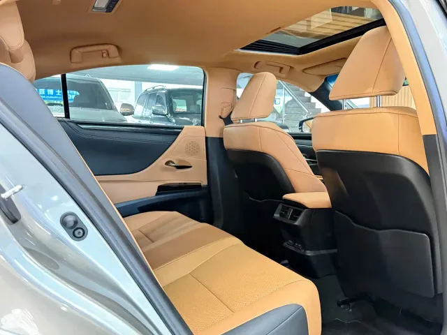 Lexus ES — Фото автомобиля 13