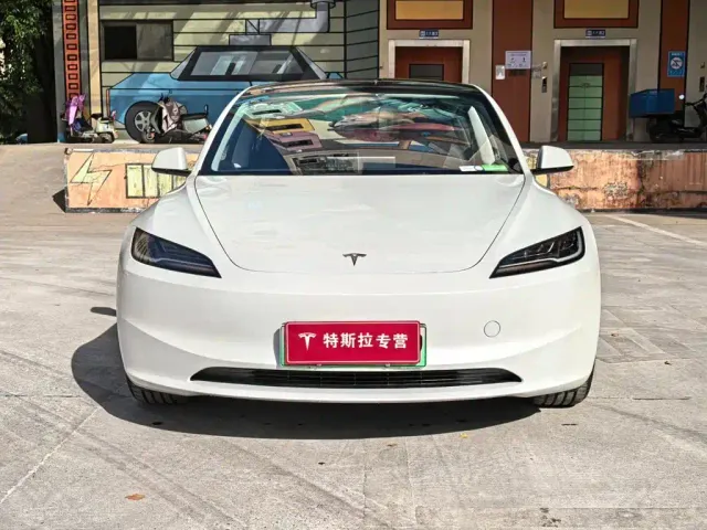 Tesla Model 3 — Фото автомобиля 2