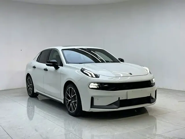 Lynk & Co 03 — Фото автомобиля 3