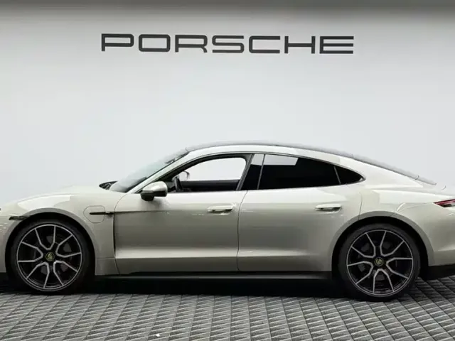 Porsche Taycan — Фото автомобиля 4