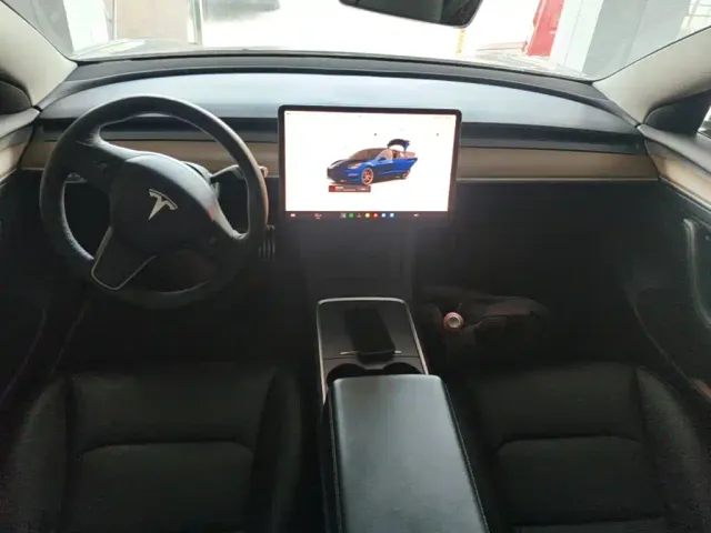 Tesla Model 3 — Фото автомобиля 9