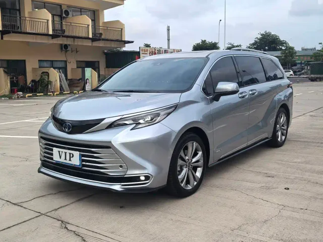 Toyota Sienna — Фото автомобиля 2