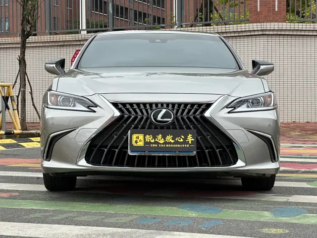 Lexus ES — Фото автомобиля 2