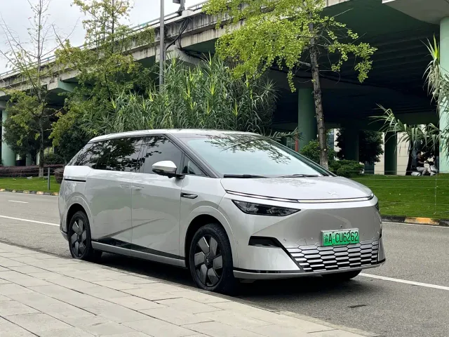 Xpeng X9 — Фото автомобиля 5